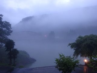 2020年初夏川霧の季節を迎え、「雨上がりの夕焼けの日」年間を通しても何度あるでしょうか？あまりの絶景に、お食事をされていたお客様の箸が止まり、カメラに持ち替えて写真を撮られていました。
