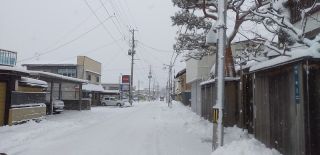  年末からの雪　若松市内は積もっても日中陽がさすこともあって路上は薄っすらです。昨日の、十日市コロナのニュース知っては、近くで買い物済ませ初めて神明通まで、行きませんでした。 この写真は先週積った時、車も静かです。